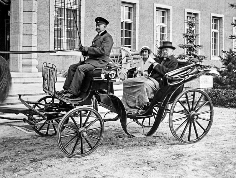 Paul von Hindenburg in a carriage in front of Gut Neudeck