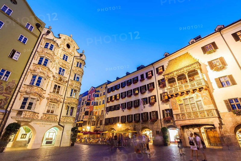 Helblinghaus and Goldenes Dachl in the Herzog-Friedrich-Strasse in the evening