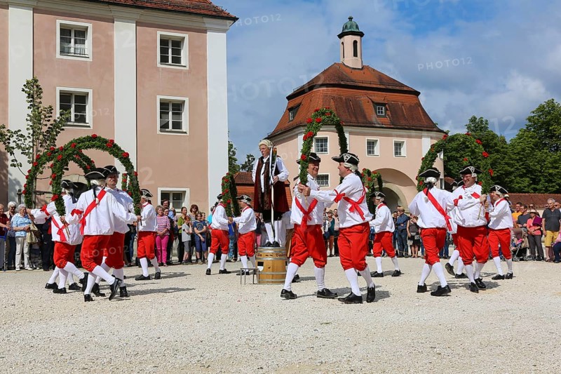 Ulmer Bindertanz in the monastery courtyard in Waiblingen