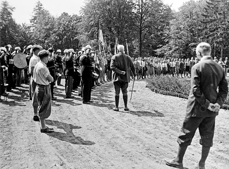 Paul von Hindenburg inspecting school groups