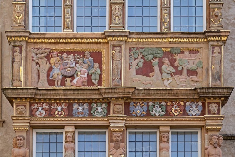 Painted reliefs on the facade of the Tempelhaus