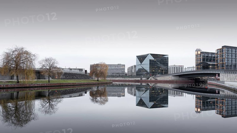 Hugo-Preuss-Bridge in front of the main station with the Cube Berlin building at Washingtonplatz