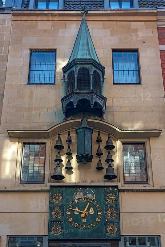 Glockenspiel with world time clock at Muenster