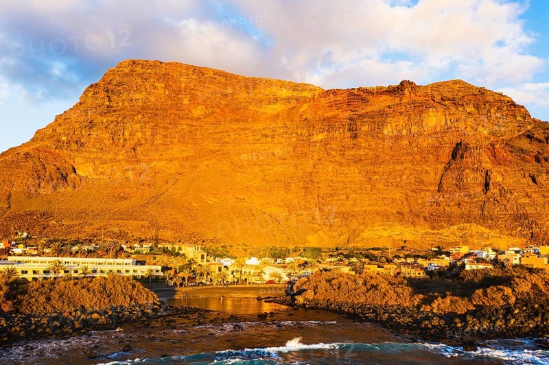 Beach Charco del Conde and La Puntilla in the evening light