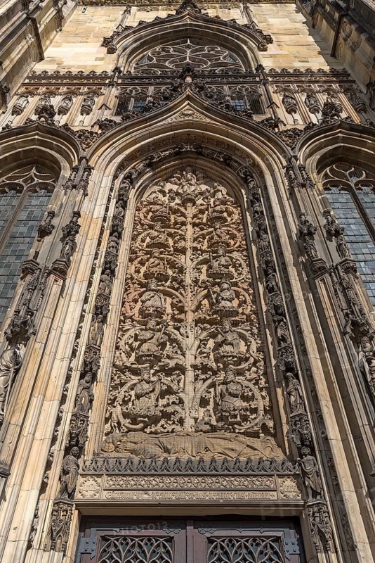 Relief depiction of Tree of Life Root Jesse on the south portal
