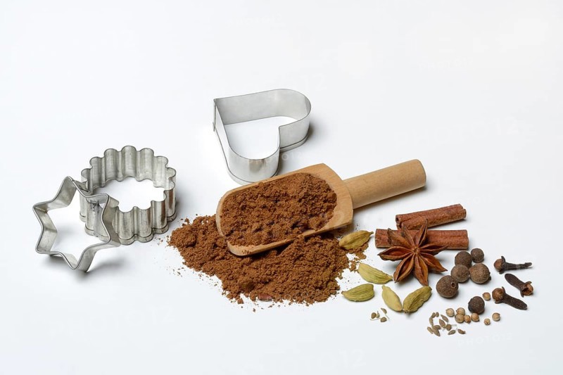 Gingerbread spice in scoop and ingredients