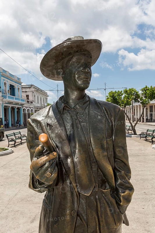 Sculpture of Benny More