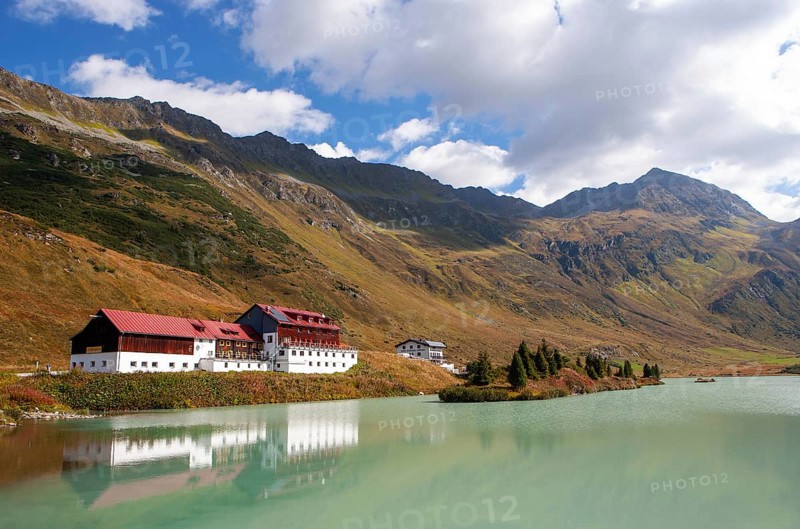 Alpengasthof Zeinisjoch on Lake Zeinis