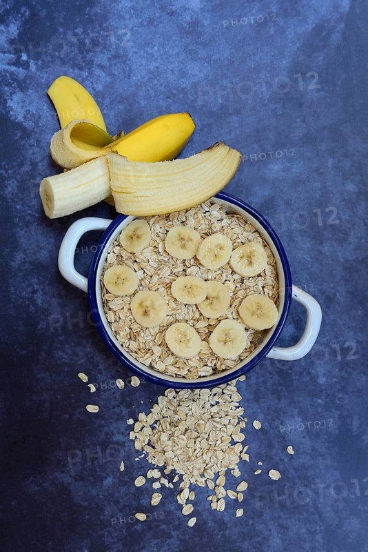 Oat flakes in bowl with banana slices