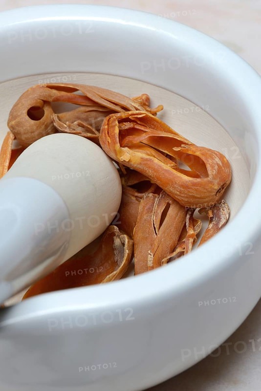 Nutmeg blossoms in grated shell