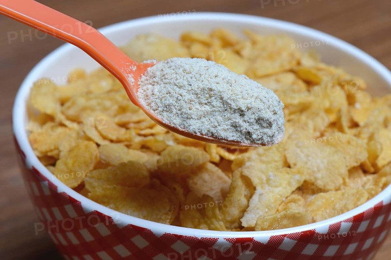 Tigernut flour in spoon and cornflakes in shell