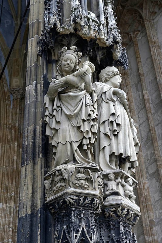 Figure decoration on the main portal