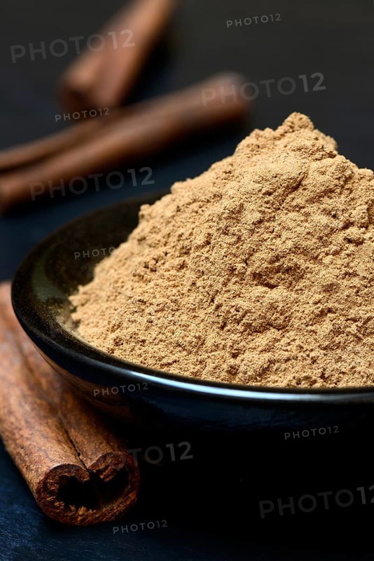 Cinnamonpowders and rods