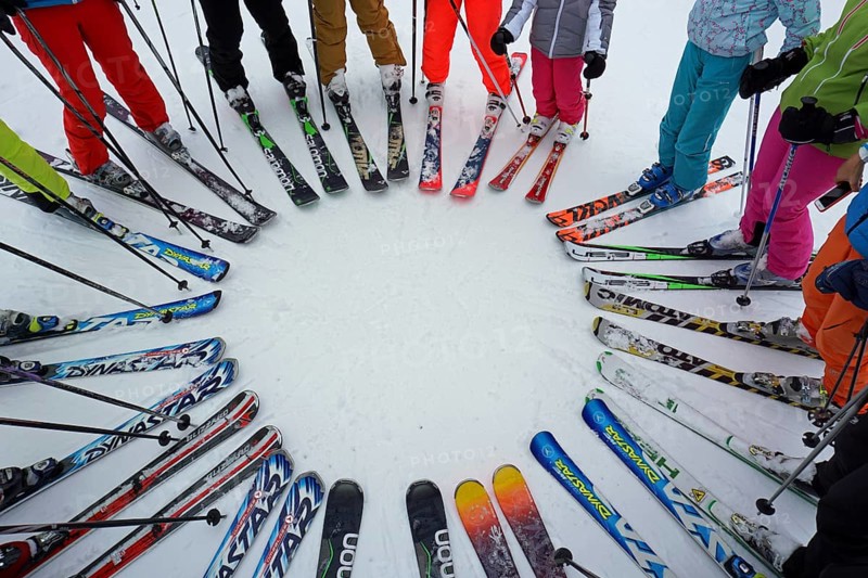 Skiers' ski tips form a circle