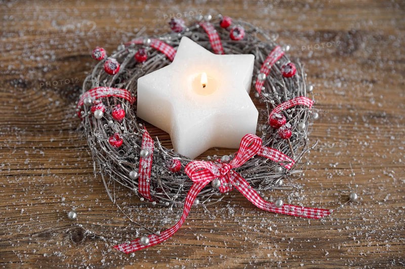 Natural advent decoration with wreath and star shaped candle
