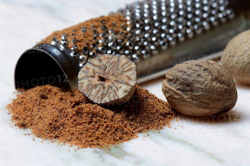 Nutmegs and nutmeg powder with grater