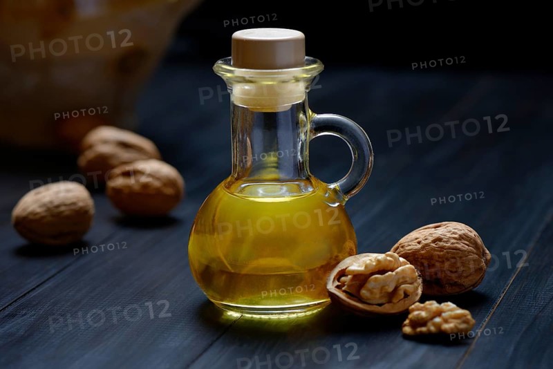Walnut oil and walnuts