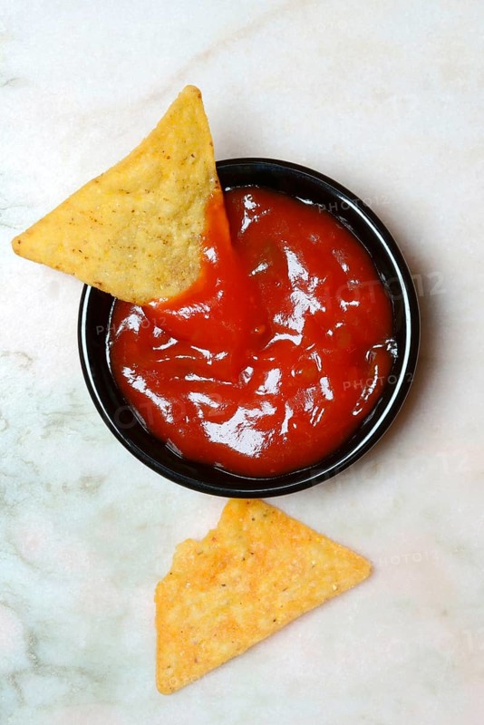 Nachos with tomato dip