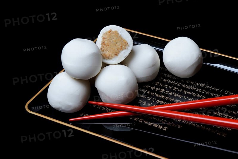 Glutinous rice balls with peanut filling