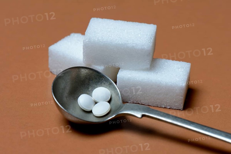 Sugar cubes and sweetener tablets