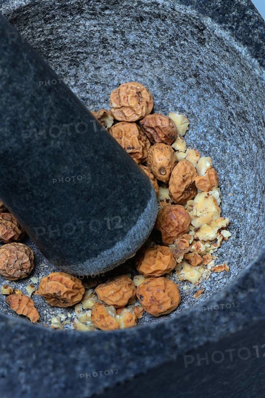 Crushed tigernuts in grating shell