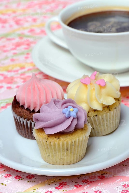 Mini-Cupcakes on plate with coffee cup
