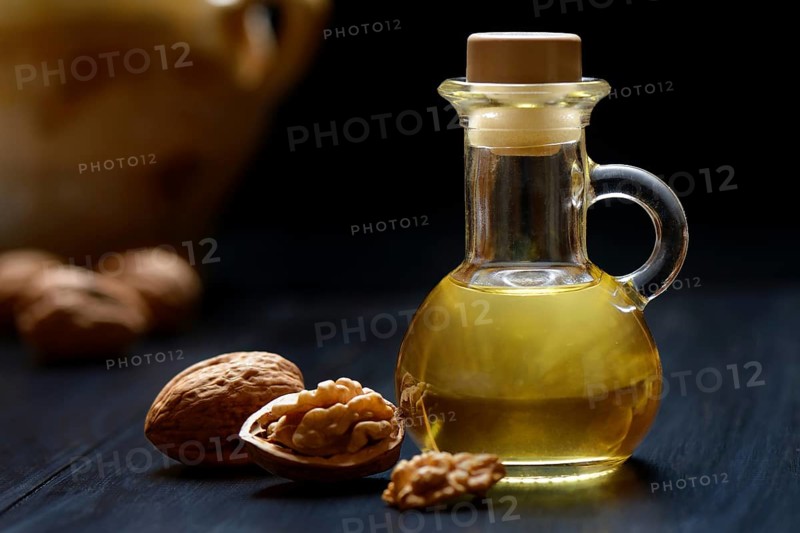 Walnut oil and walnuts