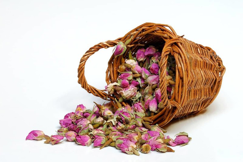 Dried rosebuds in baskets