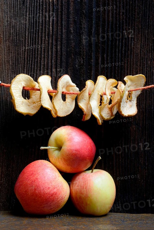 Dried apple slices