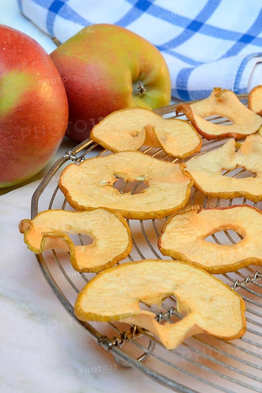 Dried apple slices and apples