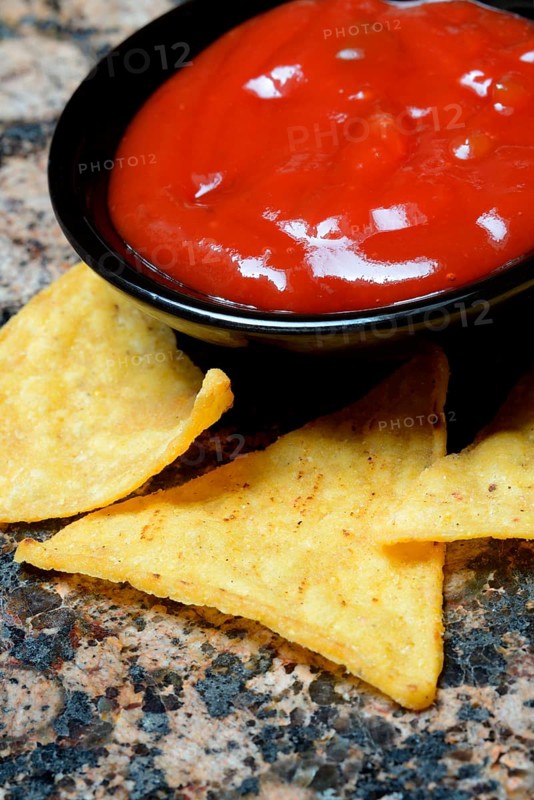 Nachos with tomato dip