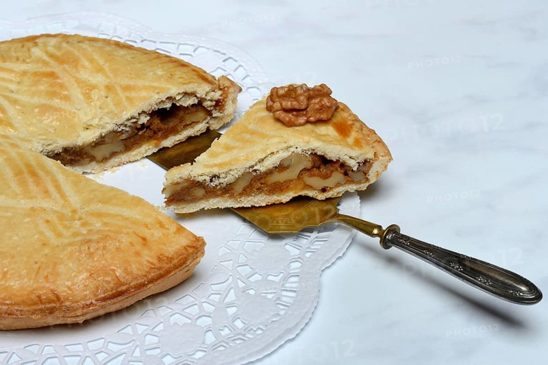 Valais nut cake with cake shovel