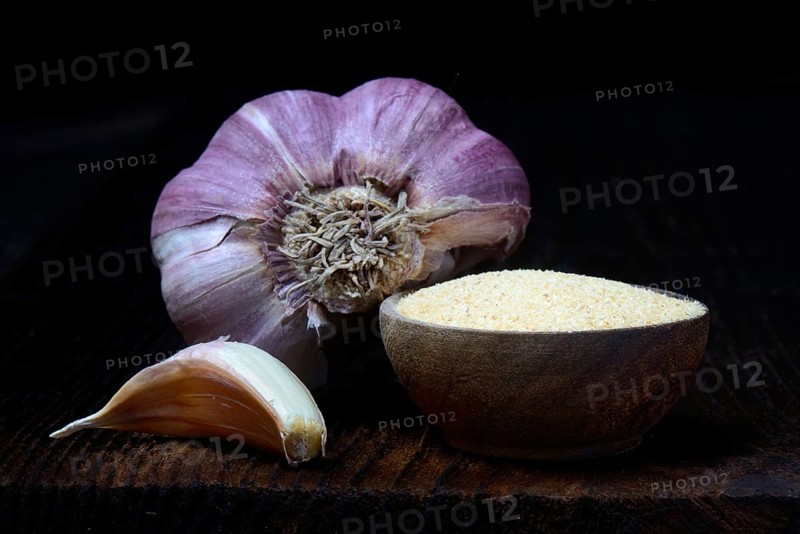 Garlic clove and garlic powder in shell
