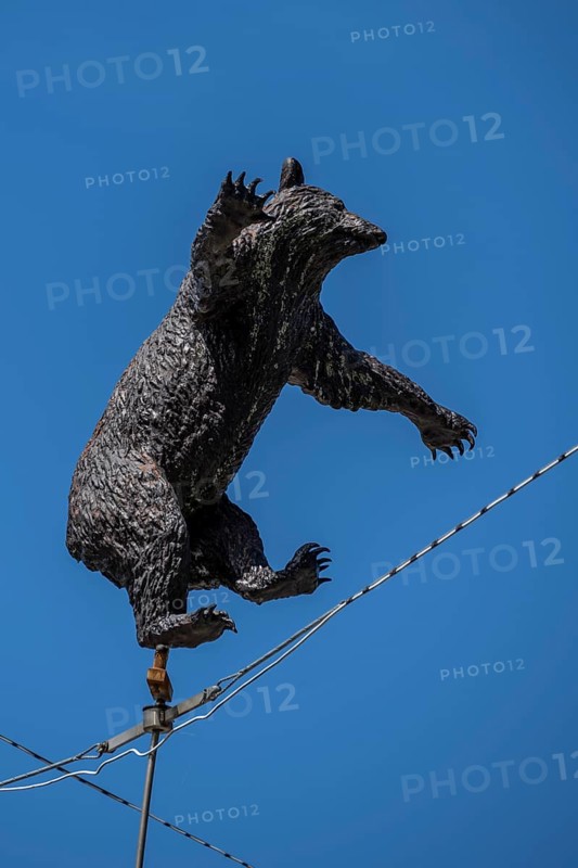 Statue of the Bernese bear dancing on a rope