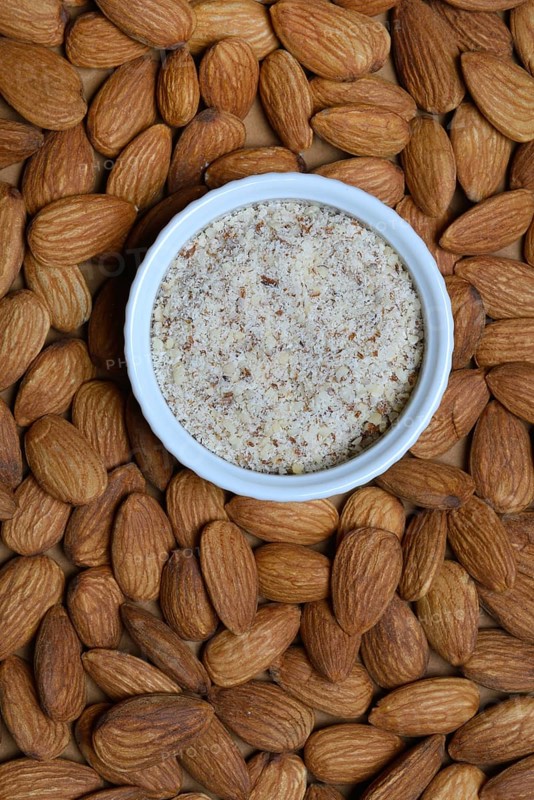 Ground almonds in shell and sweet almonds