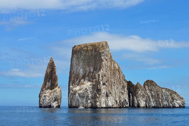 Excursion boats at Kickers Rock