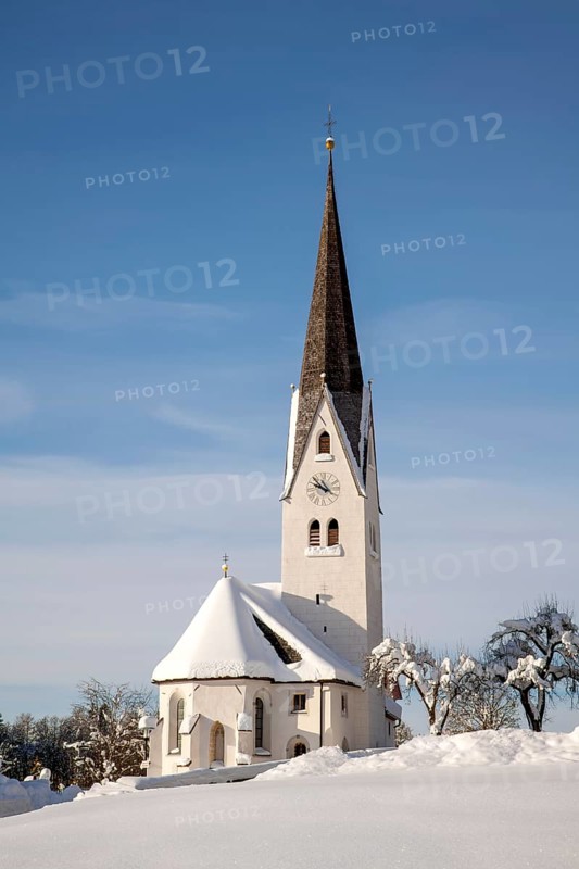 Parish church of St. Martin in Gnadenwald in winter