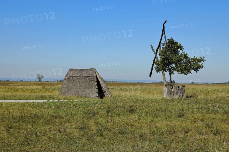 Reed hut and draw well in the Puszta