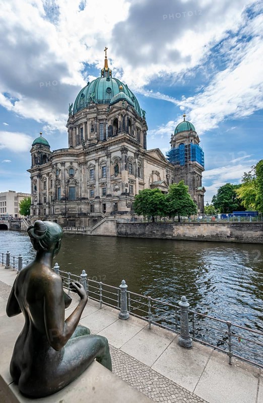 Female figure of the sculpture Three Girls and a Boy