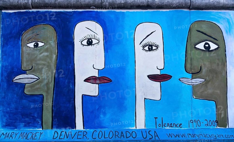 Mural with heads in comic style