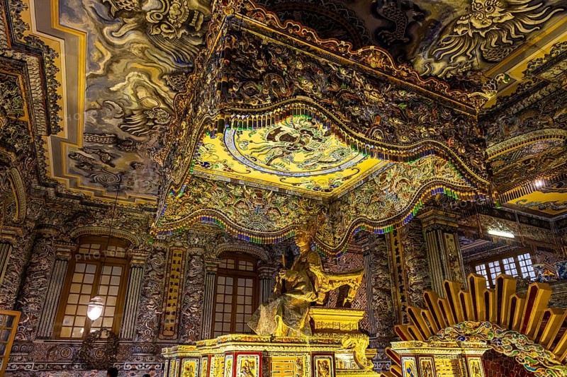 Decoration inside the Tomb of Kháº£i Dá»‹nh
