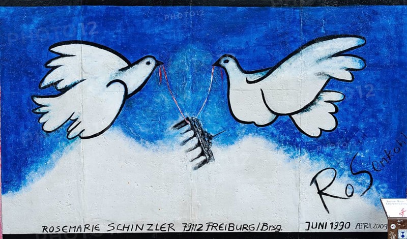 Peace doves carry the Brandenburg Gate