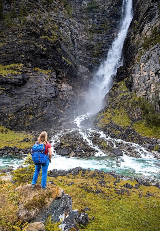 Hiker looks at Svoufallet waterfall