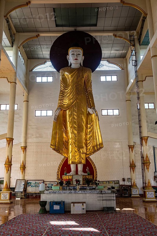 Standing buddha