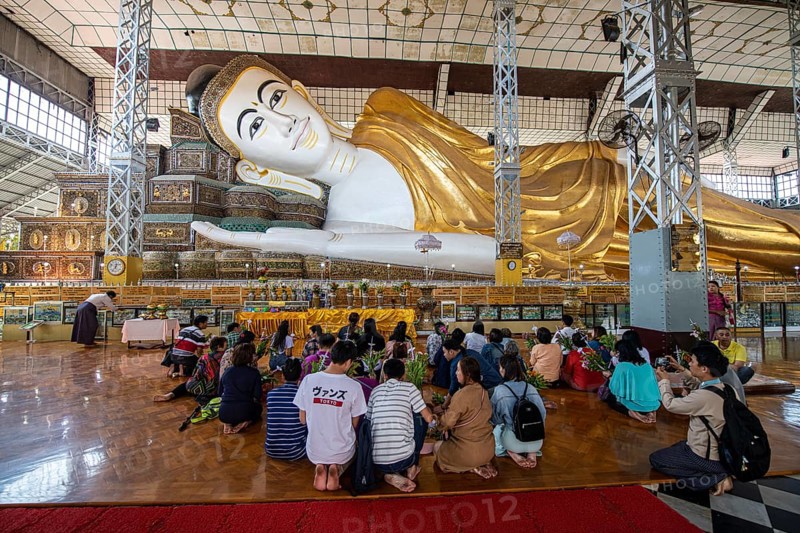 Pilgrims praying before the reclining buddha