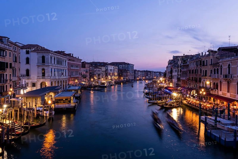 Evening atmosphere at the Rialto Bridge on the Grand Canal