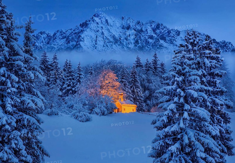 Chapel Maria Rast on the Buckelwiesen with Woerner 2474m in the Karwendel mountains at dusk