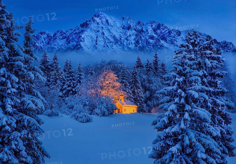 Chapel Maria Rast on the Buckelwiesen with Woerner 2474m in the Karwendel mountains at dusk
