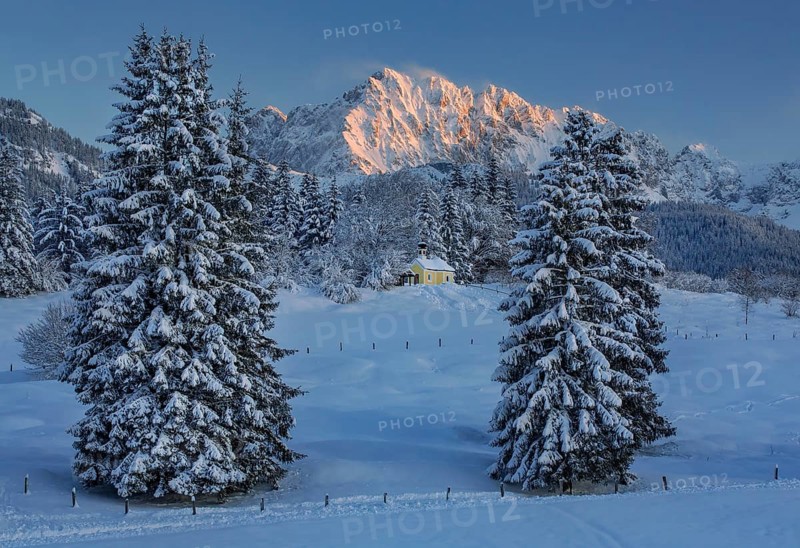 Chapel Maria Rast at the Buckelwiesen with Woerner 2474m in the Karwendel mountains at evening sun