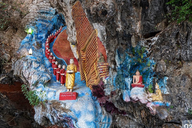 Many buddhas in the Kaw Ka Thawng cave